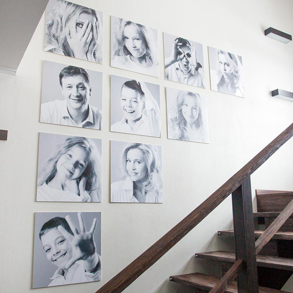 Как красиво повесить фотографии на лестнице